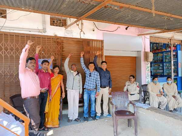 वेतन वृद्धि स्वीकृत नहीं होने से नाराज सहकारी बैंक कर्मचारियों ने एकदिवसीय हड़ताल किया